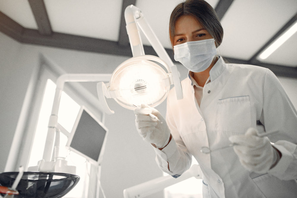 Descubra como gerir os impostos odontológicos de forma eficaz e a importância do cumprimento fiscal para clínicas odontológicas.